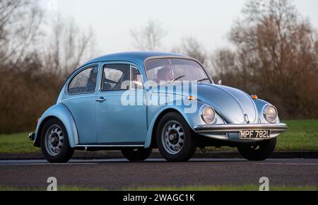 Stony Stratford, Regno Unito, 1 gennaio 2024. 1972 auto Volkswagen Beetle blu che arriva a Stony Stratford per l'annuale veicolo d'epoca e classico di Capodanno Foto Stock