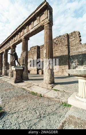 Le antiche rovine del tempio di Apollon a Pompei Foto Stock