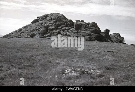 Anni '1950, storico, una grande falesia, un avamposto roccioso, sugli altopiani delle Shropshire Hills, Inghilterra, Regno Unito. Foto Stock