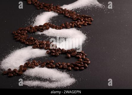 In questa foto accattivante, i ricchi chicchi di caffè siedono su un tavolo strutturato, circondati da uno sfondo l'aroma della caffeina permane nell'aria, creando una spa Foto Stock