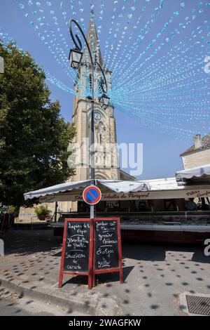 Ville d'Eymet, città di bastide, nella regione sud-occidentale della Dordogna, con una fiorente piazza del mercato, situata sulle rive del fiume Dropt, Francia, Europa. Foto Stock