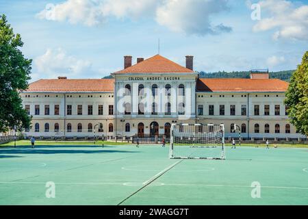 Brasov, Romania - 02 settembre 2023: La costruzione del Collegio Nazionale Andrei Șaguna, una delle migliori scuole della Romania. Foto Stock