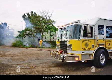 Kahuku, HI - 3 gennaio 2024 : i vigili del fuoco del motore 13 Kahuku rispondono con una manichetta d'incendio a Oahu, Hawaii. Presumibilmente, l'incendio e' stato appiccato intenzionalmente Foto Stock