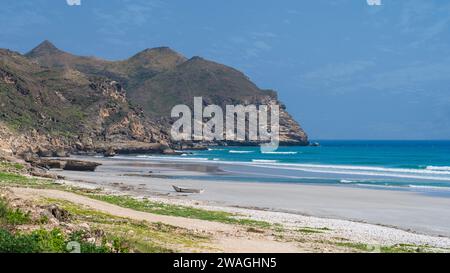 Ammira la spiaggia di al Mughsayl (scritta anche come spiaggia di al Mughsail), l'attrazione turistica più famosa di salalah, Oman. Foto Stock