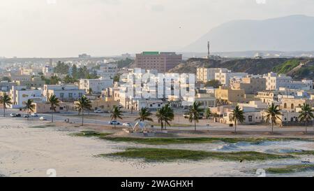 Taqah, salalah- 12 dicembre 2023: VISTA della spiaggia di taqah a salalah, Taqah è una provincia e una città costiera nel governatorato di Dhofar, nel sud-ovest dell'Oman Foto Stock