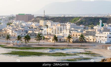 Taqah, salalah- 12 dicembre 2023: VISTA della spiaggia di taqah a salalah, Taqah è una provincia e una città costiera nel governatorato di Dhofar, nel sud-ovest dell'Oman Foto Stock