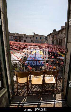 Ville d'Eymet, città di bastide, nella regione sud-occidentale della Dordogna, con una fiorente piazza del mercato, situata sulle rive del fiume Dropt, Francia, Europa. Foto Stock