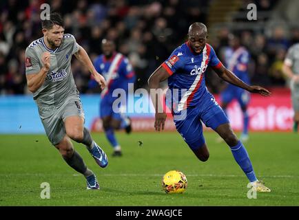 James Tarkowski dell'Everton (a sinistra) e Jean-Philippe Mateta del Crystal Palace in azione durante la partita del terzo turno della Emirates fa Cup a Selhurst Park, Londra. Data immagine: Giovedì 4 gennaio 2024. Foto Stock