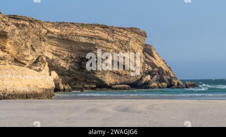 Taqah, salalah- 12 dicembre 2023: VISTA della spiaggia di taqah a salalah, Taqah è una provincia e una città costiera nel governatorato di Dhofar, nel sud-ovest dell'Oman Foto Stock