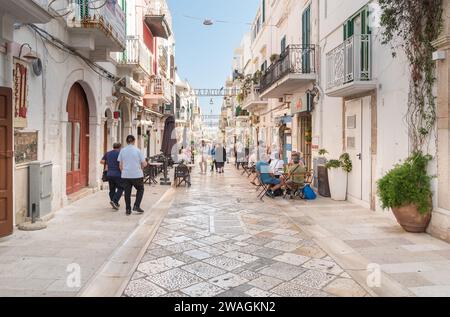 Polignano a Mare, Puglia, Italia - 4 ottobre 2023: Via con bar e ristoranti nel centro del villaggio di Polignano a Mare, in provincia di Bari Foto Stock