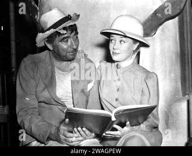 Foto del file datata 15/03/54 di Robert Newton e Glynis Johns, durante una prova di sceneggiatura sul set di 'The Beachcomber' presso gli studi cinematografici di Pinewood. L'attrice Glynis Johns, nota per il suo ruolo di Mrs Banks nel film del 1964 Mary Poppins, è morta all'età di 100 anni, il suo manager ha confermato. Data di emissione: Giovedì 4 gennaio 2024. Foto Stock