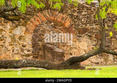 Rovine di parete a Mission Espada, San Antonio Missions National Historical Park, Texas Foto Stock