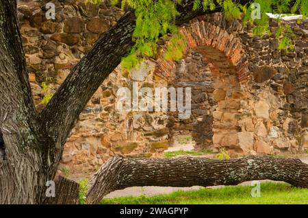 Rovine di parete a Mission Espada, San Antonio Missions National Historical Park, Texas Foto Stock