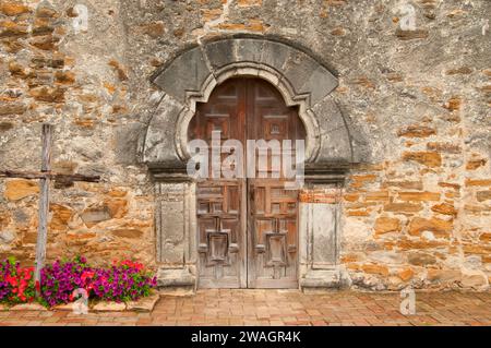 Porta della chiesa della missione Espada con croce, San Antonio Missions National Historical Park, Texas Foto Stock