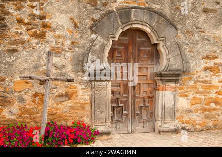 Porta della chiesa della missione Espada con croce, San Antonio Missions National Historical Park, Texas Foto Stock