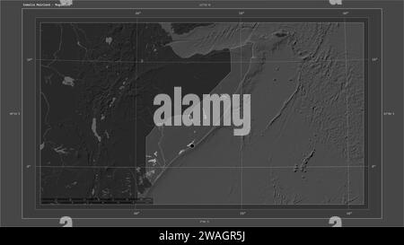 La Somalia continentale è evidenziata su una mappa di elevazione a due livelli con mappa di laghi e fiumi con la capitale del paese, griglia cartografica, scala di distanza Foto Stock
