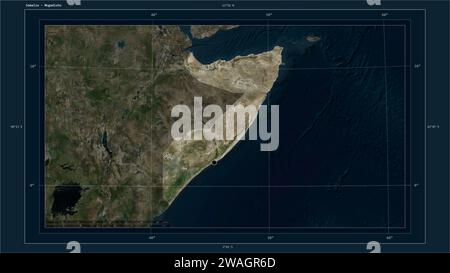 La Somalia è stata evidenziata su una mappa satellitare ad alta risoluzione con il punto della capitale del paese, la griglia cartografica, la scala di distanza e il coordina di confine della mappa Foto Stock