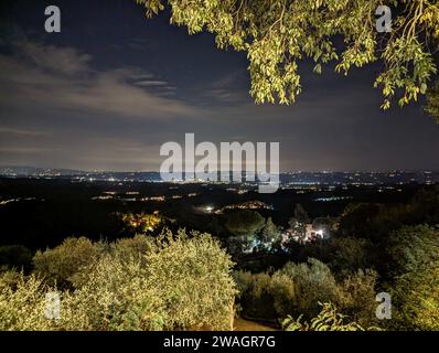 Vista panoramica da Montaione in Toscana di notte, Italia Foto Stock