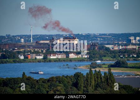 Navi da carico sul Reno vicino a Duisburg, case sulla Deichstrasse, sfondo industriale della fabbrica di fili di acciaio ArcelorMittal Hochfeld GmbH, NRW, Germania, Foto Stock