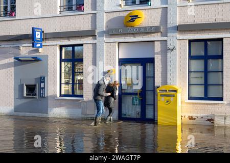 Arques, Francia. 4 gennaio 2024. I residenti nelle strade della strega di Arques subirono un'alluvione molto significativa, a Pas de Calais, in Francia. Il 4 gennaio 2024. Foto di Sebastien Courdji /ABACAPRESS.COM credito: Abaca Press/Alamy Live News Foto Stock