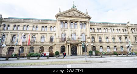 Bonn, Germania 03 gennaio 2024: Edificio principale e ingresso al Museo di storia naturale ZFMK Museum Koenig Bonn Foto Stock