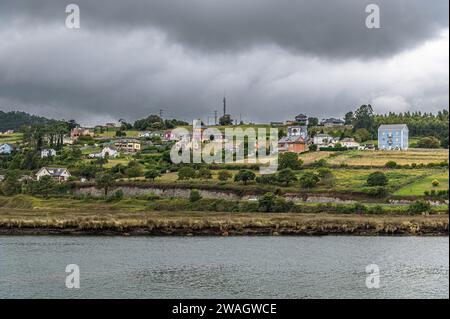 Vista dell'estuario di Navia, Asturie, Spagna settentrionale Foto Stock