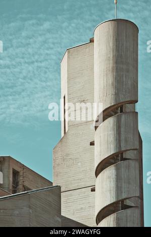 Christi Aufersthung torre della chiesa con scala a chiocciola su sfondo blu cielo a Colonia, Germania Foto Stock