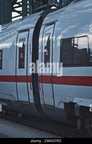 Chiusura del carro e porta di un treno espresso tedesco a Colonia, Germania Foto Stock