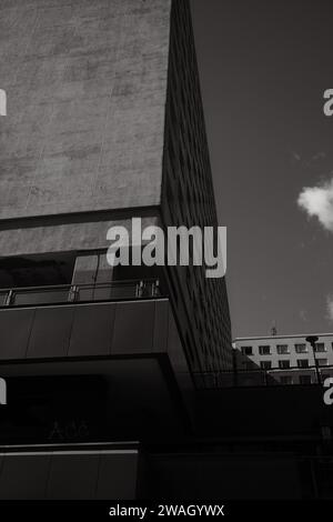 Foto verticale di edifici brutalistici con facciate in cemento a Berlino, Germania Foto Stock