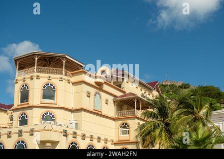 MARIGOT, SAINT MARTIN - 4 dicembre 2023: Un lato della città francese di Marigot è costituito da vecchi negozi e bancarelle. Dall'altra parte della strada c'è questo mod Foto Stock