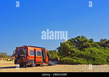 camper campeggio sulla spiaggia di Aliko , Grecia, Cicladi, Naxos Foto Stock