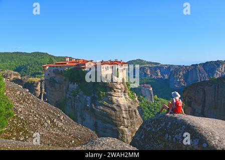 Escursionista di fronte al monastero di Varlaam, ai monasteri di Meteora, alla Grecia e alla Tessaglia Foto Stock