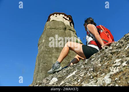 Escursionista di fronte al monastero di Roussanou, ai monasteri di Meteora, alla Grecia e alla Tessaglia Foto Stock