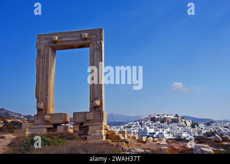 Ortara di Naxos, porta del tempio di Naxos, rovine del tempio di Apollo, sullo sfondo il villaggio di Naxos, Grecia, Cicladi, Naxos Foto Stock