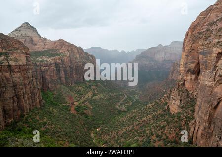 Mount Carmel Road nella valle sotto East Temple e Bridge Mountain a Zion Foto Stock