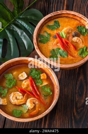 Ciotole di zuppa tom Yum con e senza latte di cocco Foto Stock