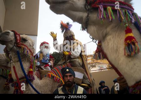 Malaga, Spagna. 4 gennaio 2024. Un uomo vestito come Balthazar, raffigurante uno dei tre saggi, è visto salutare la gente mentre partecipa alla tradizionale parata dell'Epifania nel quartiere Cruz de Humilladero. I quartieri di Malaga celebrano le tradizionali sfilate dell'Epifania in città lungo le strade che lanciano caramelle o regalano regali ai bambini, alla presenza di migliaia di persone. Credito: SOPA Images Limited/Alamy Live News Foto Stock