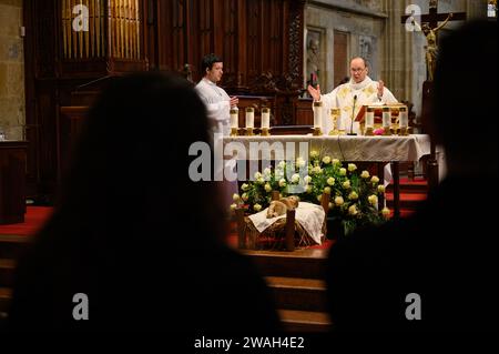 Santa messa celebrata da Jozef Haľko, Vescovo ausiliario, nella Cattedrale di San Martino (Katedrála svätého Martina) a Bratislava, Slovacchia. Foto Stock