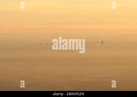 Bergamo Bergamo, Italia. 5 gennaio 2024. La Pianura Padana è la regione più inquinata dell'Europa occidentale, Milano vista dal passo Valcava (BG) credito: Agenzia fotografica indipendente/Alamy Live News Foto Stock