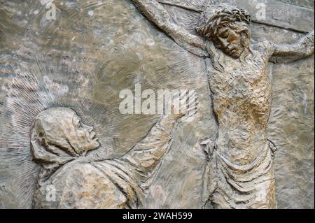 La Crocifissione di Gesù – Quinto mistero doloroso del Rosario. Una scultura in rilievo sul Monte Podbrdo (la collina delle apparizioni) a Medjugorje. Foto Stock