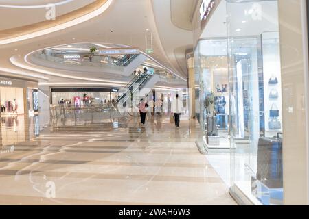 Shenzhen, Cina, 4 gennaio 2023: Interno dell'Uniwalk Center. Si tratta di un'aggiunta al dettaglio a cinque piani ad uno sviluppo multi-torre ad uso misto a Shenzhe Foto Stock