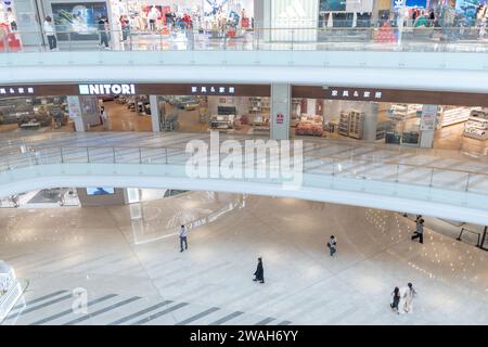 Shenzhen, Cina, 4 gennaio 2023: Interno dell'Uniwalk Center. Si tratta di un'aggiunta al dettaglio a cinque piani ad uno sviluppo multi-torre ad uso misto a Shenzhe Foto Stock