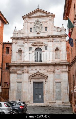 Siena, Italia - Apr 7, 2022: San Raimondo al Refugio è una chiesa cattolica di stile barocco situata nel Terzo di Camollia di Siena, Toscana, Ital Foto Stock