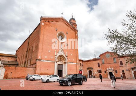 Siena, Italia - Apr 7, 2022: San Francesco è una basilica di stile gotico eretta nel 1228-1255 e successivamente ampliata nei secoli 14th-15th a Sien Foto Stock