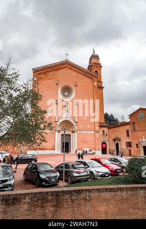 Siena, Italia - Apr 7, 2022: San Francesco è una basilica di stile gotico eretta nel 1228-1255 e successivamente ampliata nei secoli 14th-15th a Sien Foto Stock