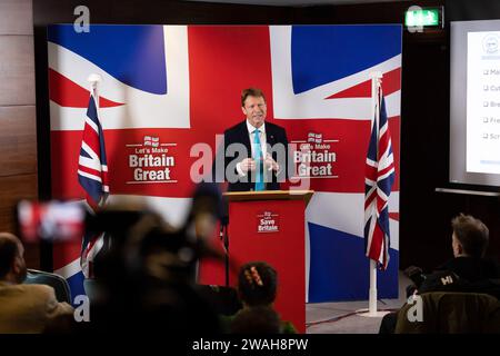 Londra, Regno Unito. 3 gennaio 2024. Il leader della Reform UK Richard Tice parla durante una conferenza stampa per delineare i piani del suo partito prima delle elezioni generali a Londra. Le riforme hanno aumentato la loro posizione nei sondaggi di opinione al 10 per cento, ponendo una seria sfida ai seggi conservatori e ai deputati di tutto il paese. Credito: SOPA Images Limited/Alamy Live News Foto Stock