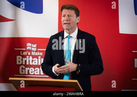 Londra, Regno Unito. 3 gennaio 2024. Il leader della Reform UK Richard Tice parla durante una conferenza stampa per delineare i piani del suo partito prima delle elezioni generali a Londra. Le riforme hanno aumentato la loro posizione nei sondaggi di opinione al 10 per cento, ponendo una seria sfida ai seggi conservatori e ai deputati di tutto il paese. Credito: SOPA Images Limited/Alamy Live News Foto Stock