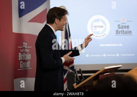 Londra, Regno Unito. 3 gennaio 2024. Il leader della Reform UK Richard Tice parla durante una conferenza stampa per delineare i piani del suo partito prima delle elezioni generali a Londra. Le riforme hanno aumentato la loro posizione nei sondaggi di opinione al 10 per cento, ponendo una seria sfida ai seggi conservatori e ai deputati di tutto il paese. (Foto di Tejas Sandhu/SOPA Images/Sipa USA) credito: SIPA USA/Alamy Live News Foto Stock