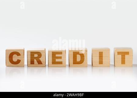Vista ravvicinata di una fila di cubi di legno con lettere di credito. Concetto di credito Foto Stock