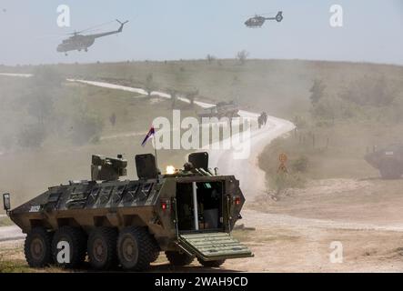 I soldati della 323rd Military Police Company della Guardia Nazionale dell'Ohio conducono addestramento sul campo durante Platinum Wolf 2023 a South base, Serbia, 22 giugno 2023. Come parte del programma di partenariato statale del Dipartimento della difesa, la Guardia nazionale dell'Ohio è stata messa in onda con le forze armate serbe dal 2006. (US Army National Guard foto di SPC. Michael Baumberger, 196th Mobile Public Affairs Detachment) Foto Stock